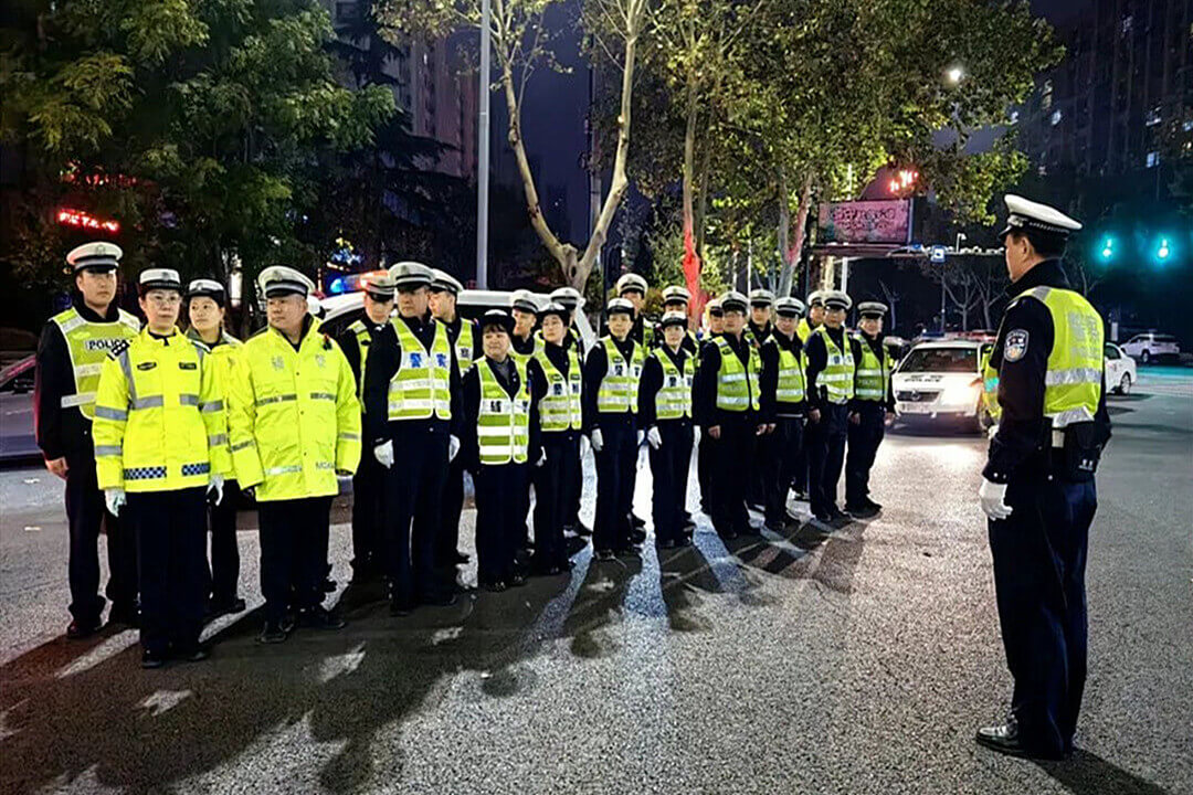 临沂市公安交警直属二大队警便结合查处“飙车炸街”等违法行为 